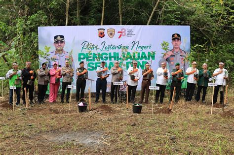 Polri Lestarikan Negeri Polres Tasik Kota Tanam 1200 Pohon Di Lahan