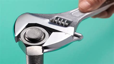 How to Use an Adjustable Wrench | HowStuffWorks