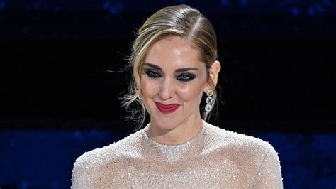 Chiara Ferragni provoque le débat dans une naked dress qui semble dévoiler son corps nu mais