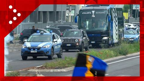 Bergamo Il Pullman Dell Atalanta Arriva Al Centro Sportivo A Zingonia