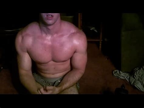 Flexionando mis músculos sensuales y frotando humectante en el cuerpo XVIDEOS