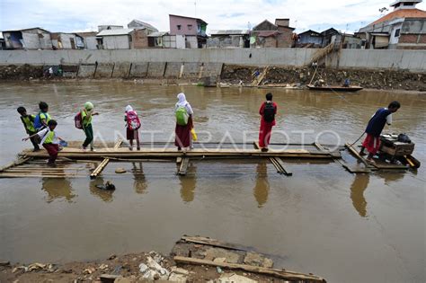 MENEKAN ANGKA PUTUS SEKOLAH ANTARA Foto