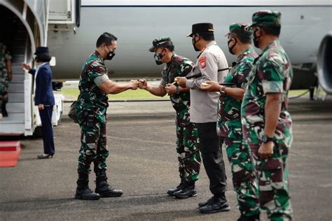 Transit Di Makassar Pangdam Hasanuddin Sambut Kedatangan Panglima Tni