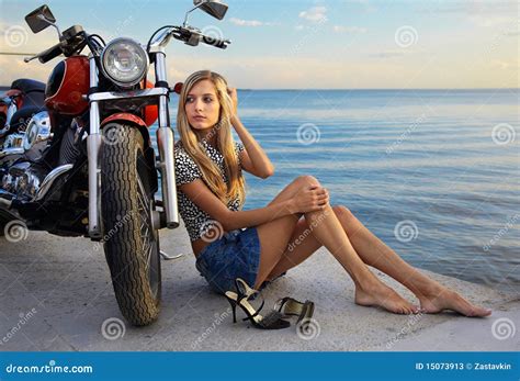 Moto blonde et rouge image stock Image du chemise détendez