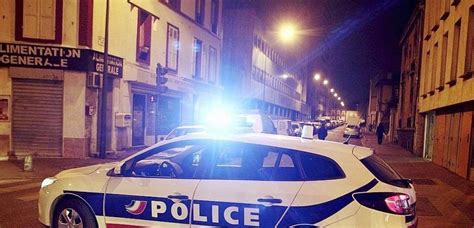 Cherbourg 50 un policier en civil roué de coups devant un bar par 4