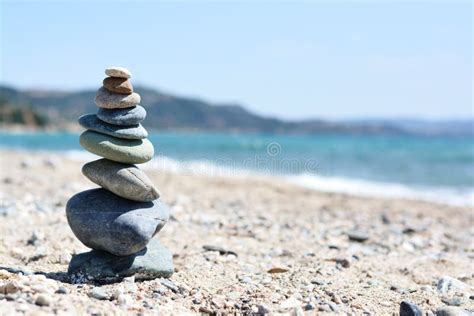 Empiedra La Pirámide En La Arena El Zen Del Paisaje De La Playa Y El