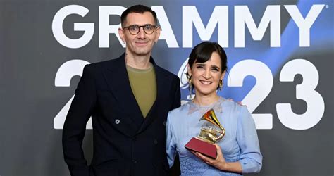 Latin Grammy Alex Andwanter recibe premio por producir álbum de