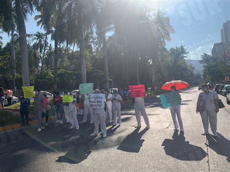 Bloquean la Costera trabajadores eventuales frente a la Delegación del