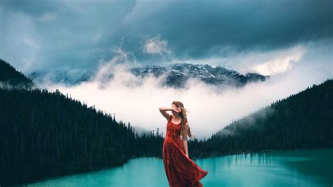 Hintergrundbilder Sonnenlicht Bäume Wald Berge Frauen im Freien