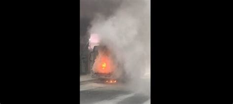 VÍDEO Ônibus pega fogo dentro do Terminal Artur Alvim na Zona Leste