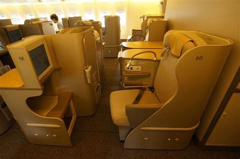 The Lie Flat Business Class Seats Of Asiana Airlines Boeing 777 200er