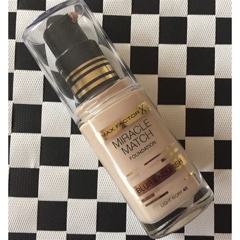 Фон дьо тен Max Factor Miracle Match 40 Light Ivory Emagbg