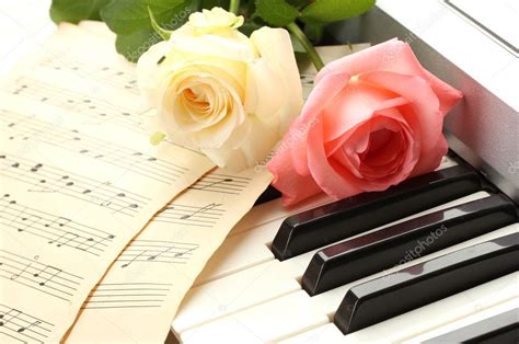 plano de fundo do teclado de piano com rosas — Fotografias de Stock © belchonock #11788440