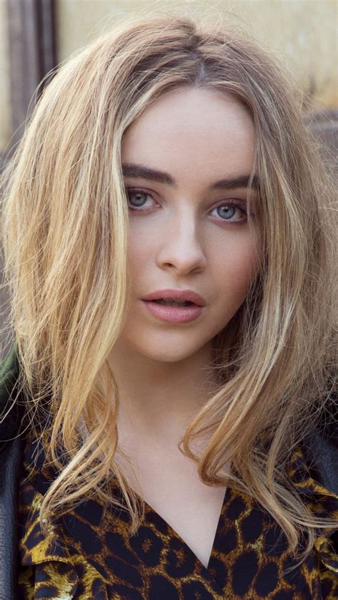 Blonde Grey Eyes Sabrina Carpenter Girl Model Is Wearing Yellow Black Jerkin 4K HD Girls ...