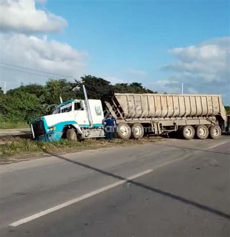 Susto en la carretera Mérida Progreso tráiler se sale de la vía