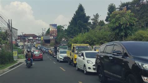 Meski Ganjil Genap Jalur Puncak Cianjur Super Padat Mobil Bisa