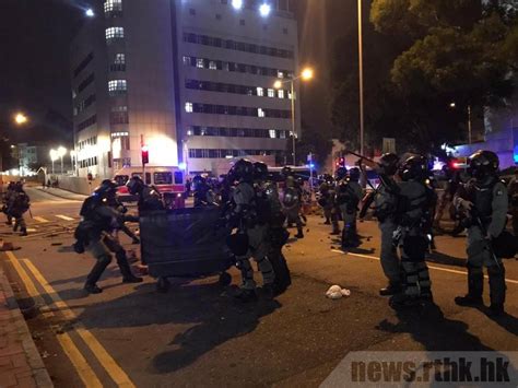 防暴警深夜在屯門射催淚彈驅散市民 有示威者破壞商店 香港電台 Line Today