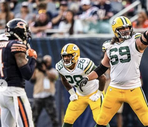 Photo Taken Shows Packers David Bakhtari Savagely Giving Bears Fans