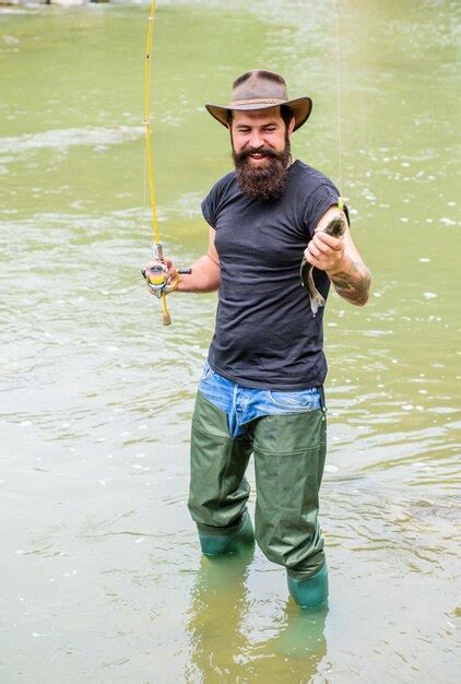 Pescador De Pesca Deportiva Mostrar T Cnica De Pesca Usar Ca A Feliz