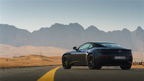 Listino Aston Martin DB11 AMR prezzo scheda tecnica velocità Veloce