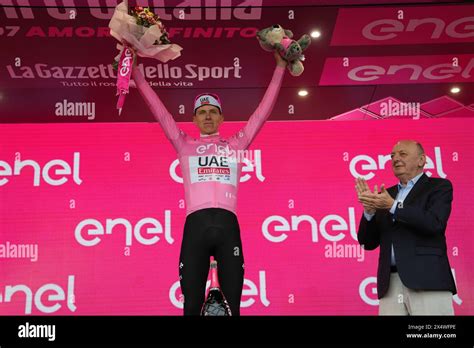 Pogačar Tadej Team Uae Emirates dress pink Jersey and celebrates on