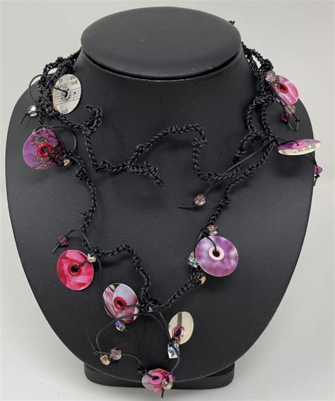 Kautschuk-Schmuck – Das Einzelstueck