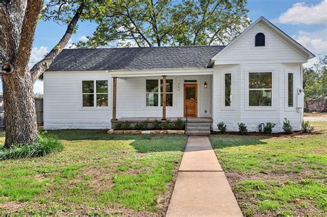 Upgrade Your Home with Stunning White Vinyl Siding and Wood Shutters ...