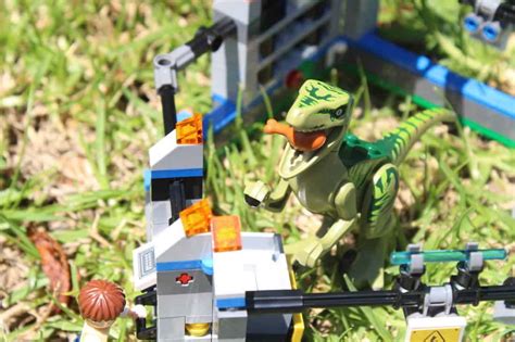 Lego Jurassic World Raptor Escape 75920