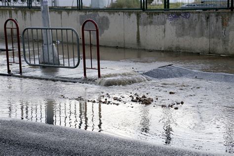 Fotos La avenida Reyes Católicos se inunda por la rotura de una