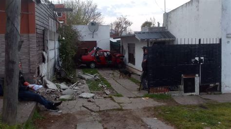 Choc Su Auto Contra Un Pared N Muri Y Los Dos Acompa Antes Quedaron