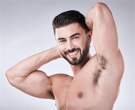 Brazo Musculoso Hombre Y Cara Con Cuerpo En Retrato Salud Y Fitness Con