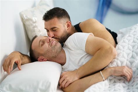 Pareja Gay En Un Momento Romántico En La Cama Imagen de archivo