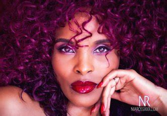 Gorgeous Babe Nia Ross Gets Horny During A Glamour Photoshoot Photos