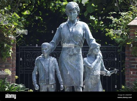 Princess diana statue sunken garden hi-res stock photography and images