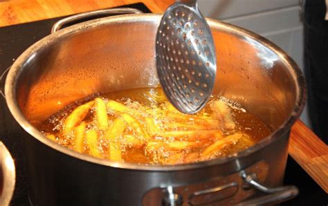 Как жарить продукты во фритюре: сколько масла налить и как избавиться ...