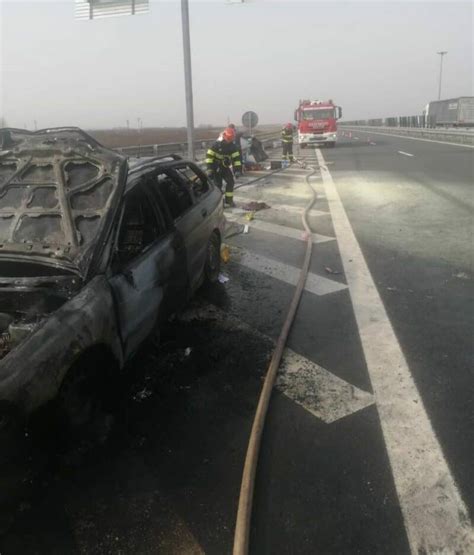 FOTO Autoturism distrus de flăcări pe autostrada A1 în județul Timiș