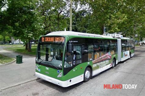 Milano Autista Fa Scendere Dal Bus Una Mamma Perch Il Suo Passeggino