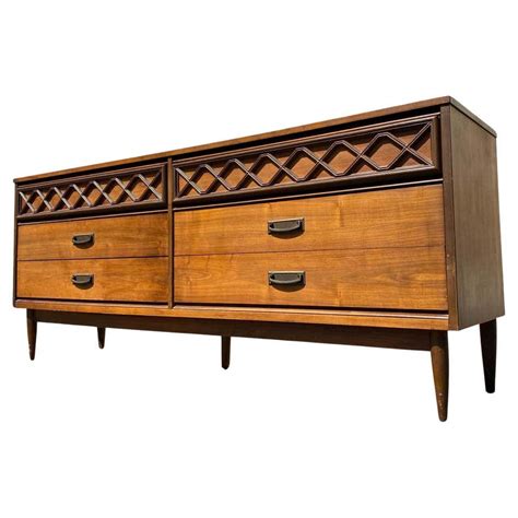 Mid Century Modern Oak And Walnut Dresser By Bassett For Sale At 1stdibs