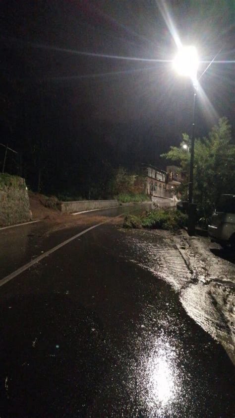 Piogge Incessanti Smottamenti A Tramonti Fango E Detriti Sulle Strade