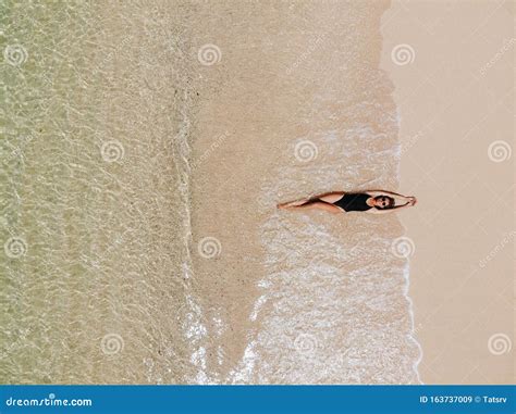 Vista Aerea Di Una Giovane Donna In Bikini Nero Sdraiata Sulla Spiaggia Con Sabbia Bianca Onde