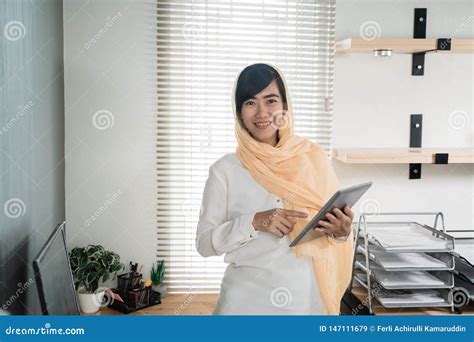 Hijab Que Lleva De La Mujer Musulm N Usando La Pc De La Tableta Imagen