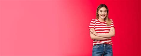 Sympathique heureux enthousiaste cute blonde asian girl look camera smiling sourire blanc à