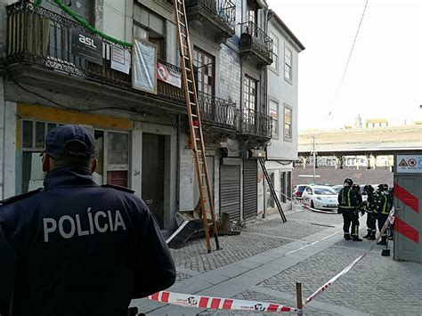 Porto Derrocada De Prédio Na Rua Do Loureiro Rádio Portuense