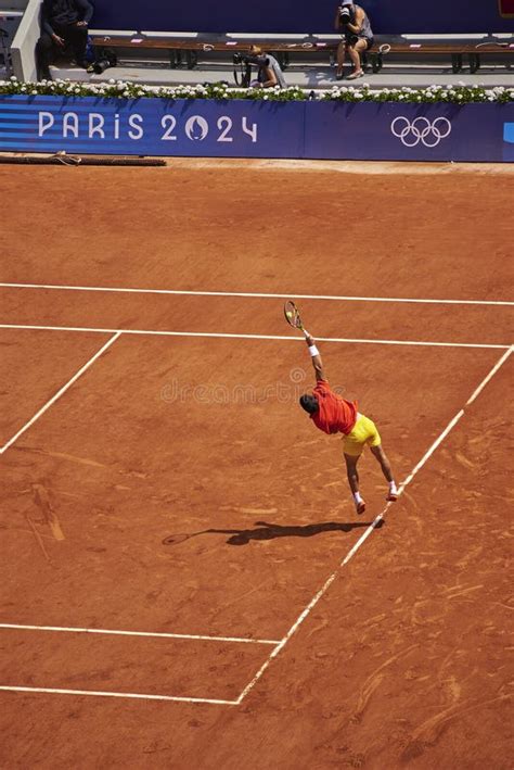 Carlos Alcaraz Sirve En Roland Garros Durante Los Juegos Olímpicos De