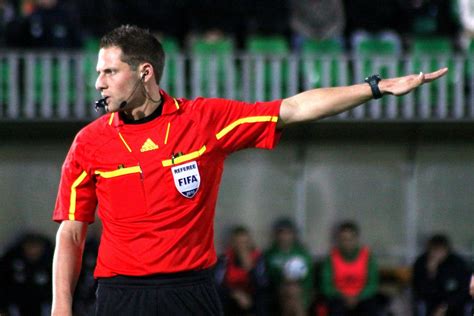 23 Football Referee Signals With Images and Meanings - HowTheyPlay