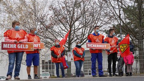 Bautzen Protest für höhere Löhne vorm Bautzener Edding Werk