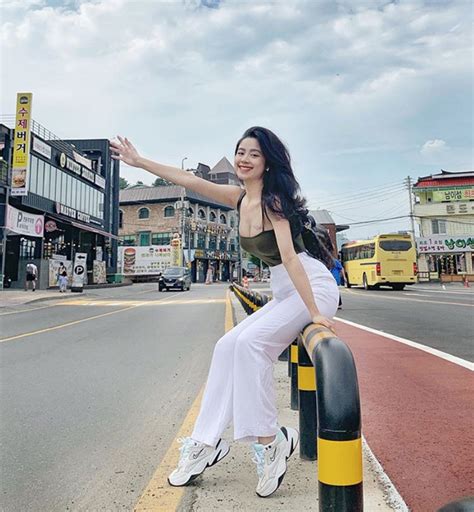 Hot girl tạp hoá Hàn Hằng vs girl xinh vòng ngực cm Cùng mê diện áo quây và bikini khoe