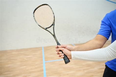 Unerkennbarer Mann Der Frauen Beibringt Squash Schläger Richtig Zu