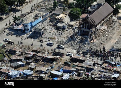 Haiti earthquake damage and people hi-res stock photography and images ...