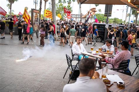 Miles De Personas Claman En Barcelona Contra La Masificaci N Tur Stica